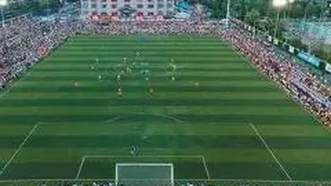 《紧急快讯！切尔西女足欧冠对决巴塞罗那，因突发停电暂停超五分钟，精彩对决再现悬念！》